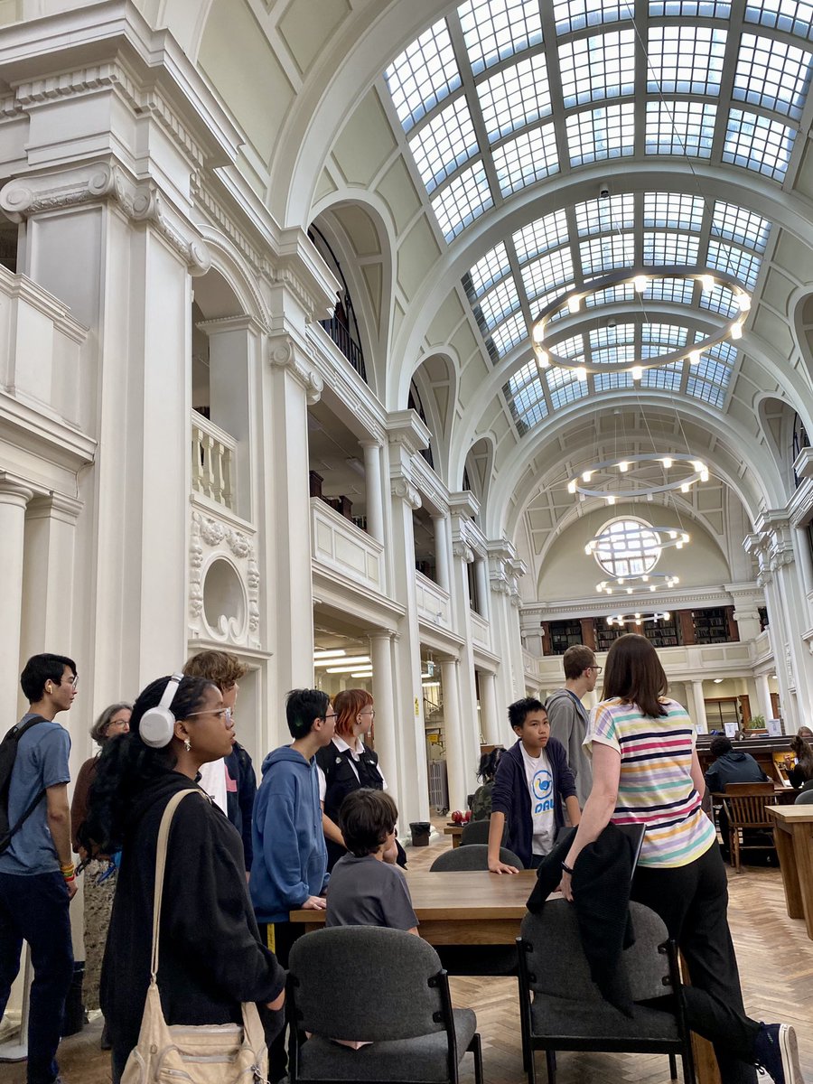 ccpercivallib's tweet photo. Student Librarian Literary Tour 📚 ☀️ ✨ #bookbrowsing #bookshops #bristolcentrallibrary #trip #bristol https://t.co/Ql6MMhGzik