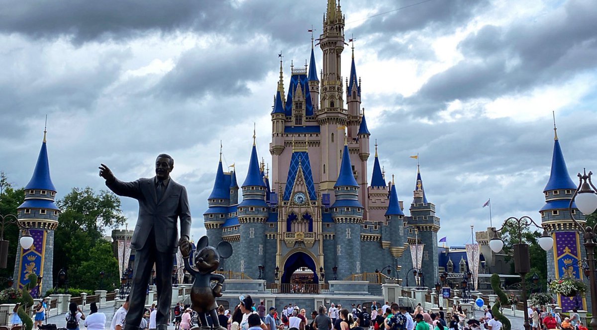 AshleyLCarter1's tweet photo. JUST IN: Disney World is bringing back all-day park hopping access at the theme parks starting Jan. 9, 2024, for annual passholders and visitors with the Park Hopper option on their tickets. Goodbye 2 p.m. park hopping rule. https://t.co/zYkpmlKhqT