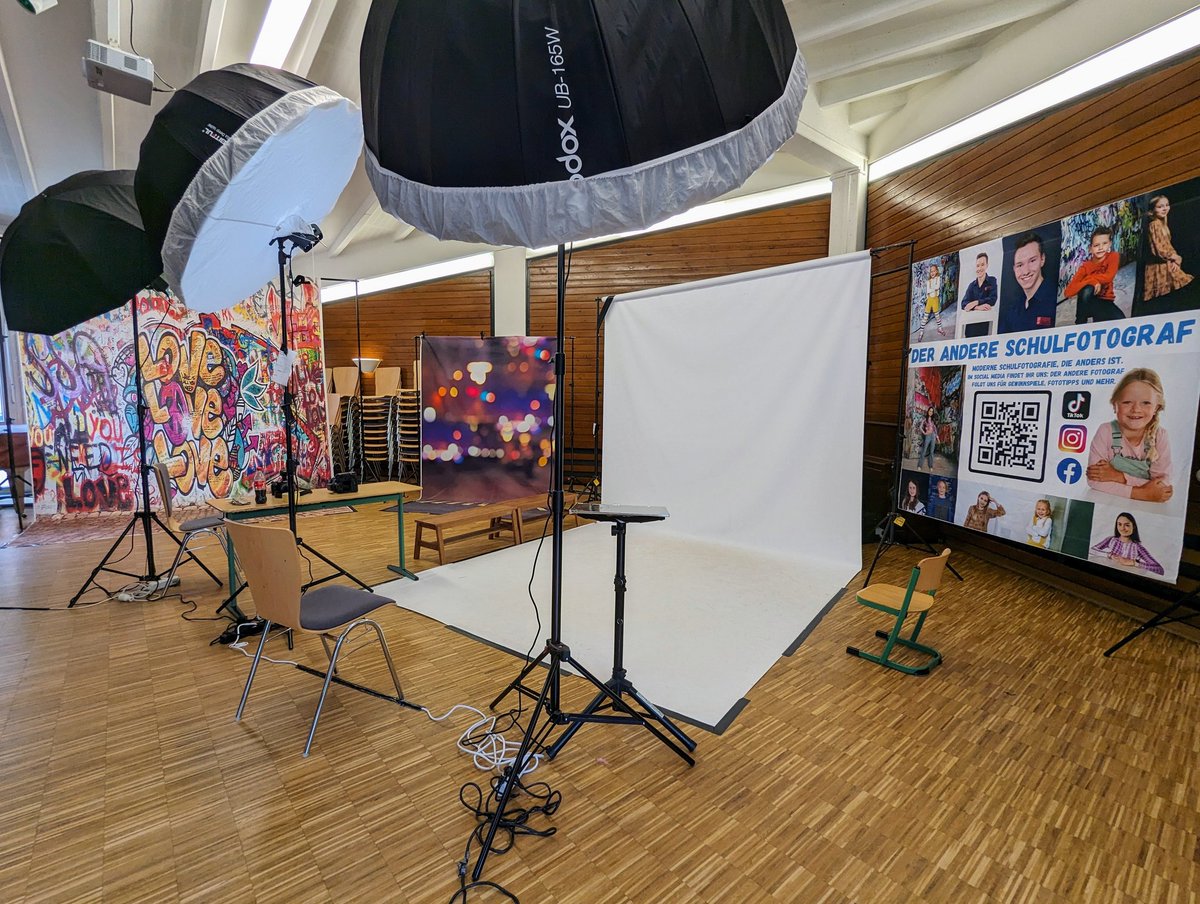 TimoSchaube's tweet photo. Wir sind heute mit drei Teams unterwegs. Eine Grundschule, ein Hort und eine Realschule werden fotografiert. Das Foto ist von der Grundschule die von Marc und Timo fotografiert wird 📸😁 #Schule #grundschule #schulfotografie #schulfotograf #schulfotos https://t.co/tSuXMqDLIR