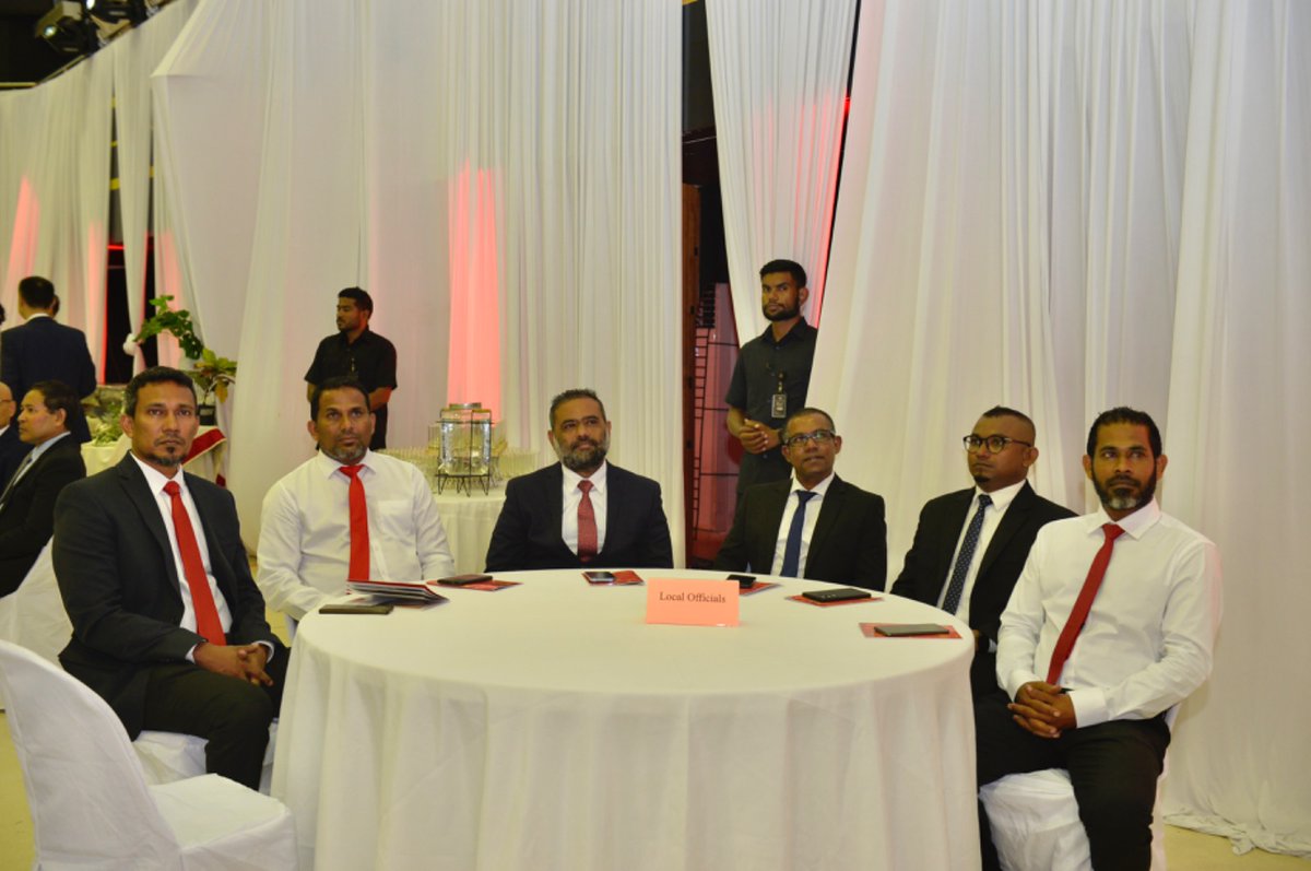 President-elect Dr. Muizzu, Minister of Higher Education Dr. Hassan, Chief Justice Adnan, and Vice President-elect Latheef joined Amb. Wang in cutting the cake for the celebration.(2/6)