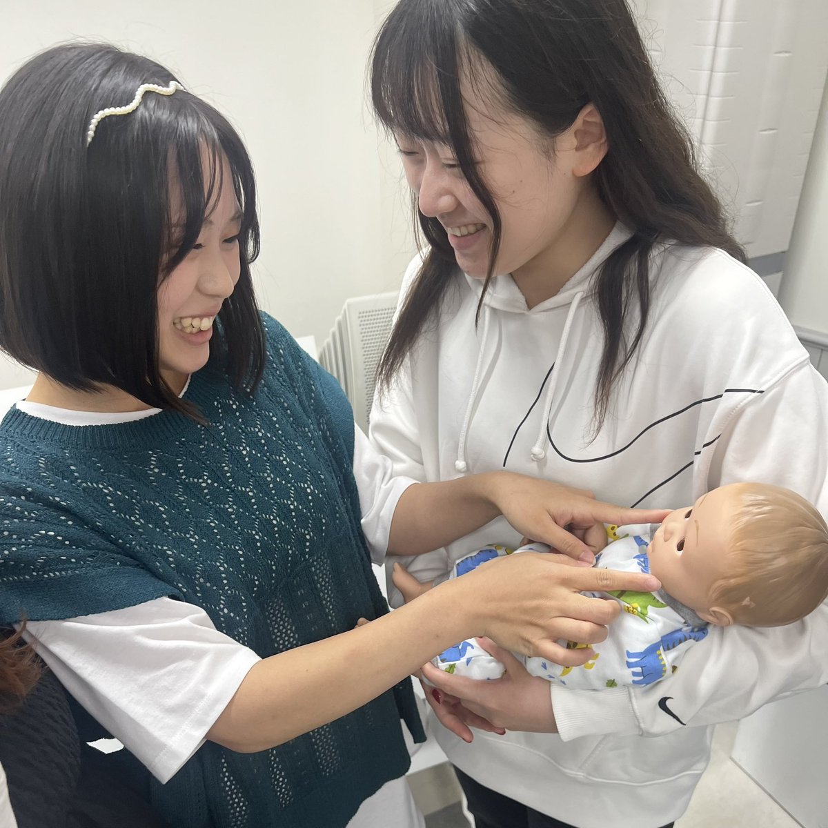 kc_sanko's tweet photo. 赤ちゃん人形を使って、、🌟

こども総合学科1年生の授業で使用した赤ちゃん人形です👶
授業終わりに楽しそうに抱っこしたり、
話しかけたりしていました🦊🤍

@kobemotomachi_kodomo
プロフィールURLよりオープンキャンパスのご予約☝️ https://t.co/GrlEVo90EA