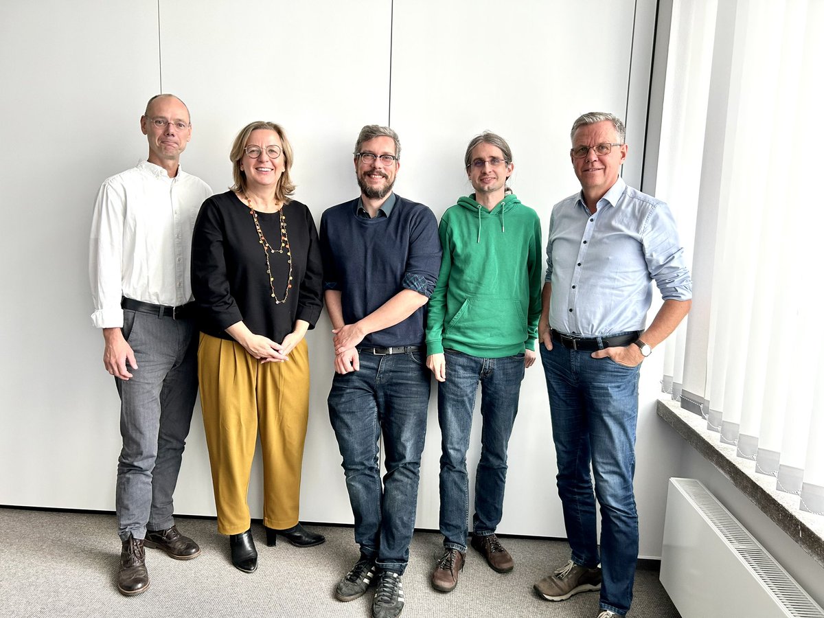 GrueneRostock's tweet photo. Wie kann Rostock zur Schwammstadt werden und auf Klimaherausforderungen wie Dürreperioden und Starkregen reagieren? 🌧️☀️Das haben wir Rostocker GRÜNE heute Senatorin Ute Fischer-Gäde, Sven Schmeil und Uew Hempfling gefragt und wir sind erfreut über viele  positive Entwicklungen! https://t.co/7ApmoP2BfL
