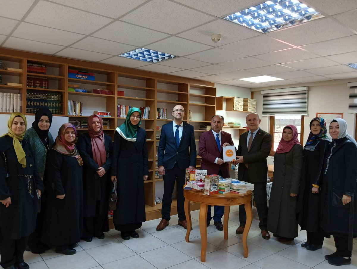 samsunash's tweet photo. 11 Ekim Dünya Kız Çocukları Günü dolayısıyla İl Müdürlüğümüz ve Samsun İl Müftülüğü işbirliğiyle İl Müdürlüğümüze bağlı kız çocuklarımızın kaldığı kuruluşlarımızın kütüphanelerine kitap desteği sağlandı. https://t.co/zrYPXAjTB1