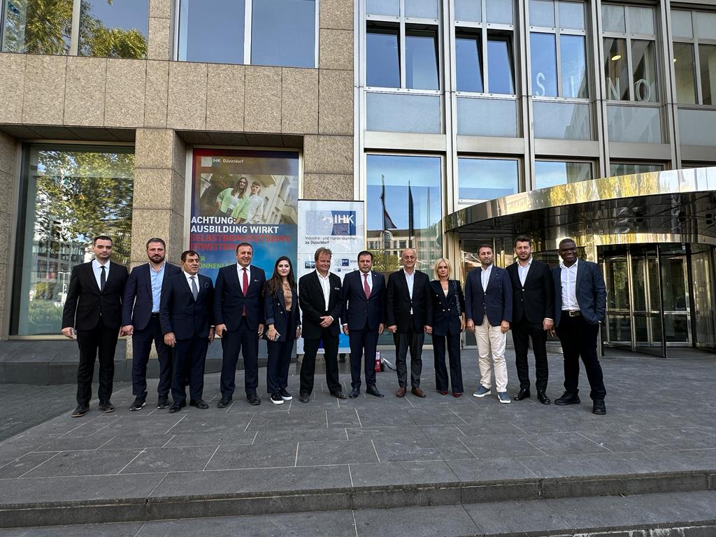 Yönetim Kurulu Başkanımız Sn. Mehmet Yetim, Almanya Düsseldorf Ticaret ve Sanayi Odası yetkililerini ziyaret ederek, ilimizin ticaret, sanayi ve turizm potansiyelini ve bu alanlarla ilgili karşılıklı yapılabilecek iş birliğini istişarede bulundu.