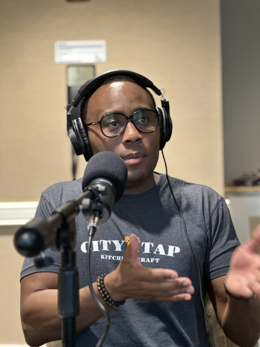 DrChrisER's tweet image. Thank you #emracast for the invite to discuss topics of international medicine #ACEP23 
#embound 
#MedTwitter 
#erresident 
#socialmedicine