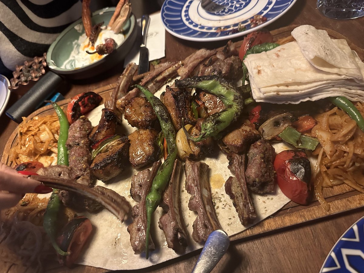 İstanbul Üniversitesi yemekhanesi şurası 3.5 tl tuttu Allah devletimizden razı olsun