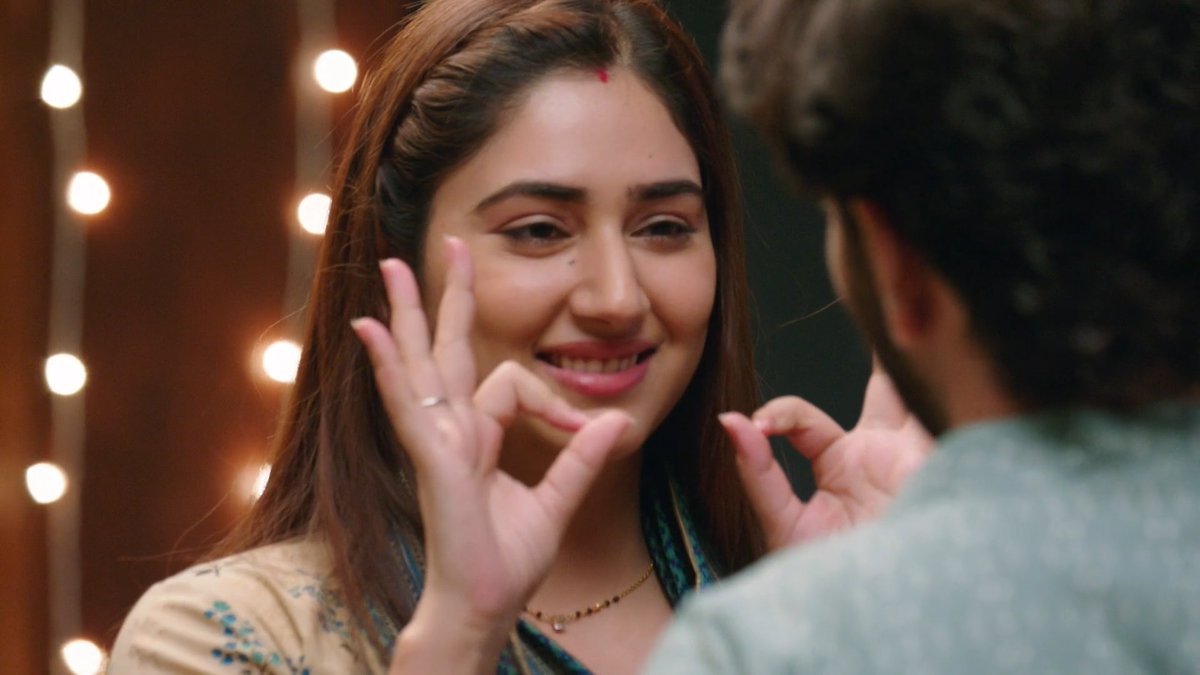 RiddhiShetye's tweet photo. this drunk baby girl

#BadeAchheLagteHain2 | #DishaParmarVaidya | @disha11parmar https://t.co/9ybOyUoAty