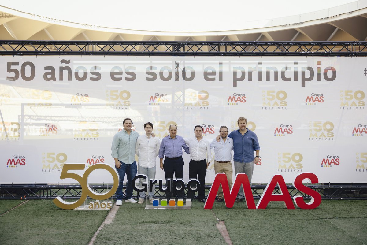 SupermercadoMAS's tweet photo. 📷📷Por 50 MAS Festival ¡El pasado domingo celebramos nuestro #50Aniversario juntos!  Te dejamos imágenes de un día inolvidable, en el que reunimos a los trabajadores de #GrupoMAS en el Estadio Olímpico de la Cartuja para celebrar nuestro Aniversario https://t.co/96I3wreuMJ
