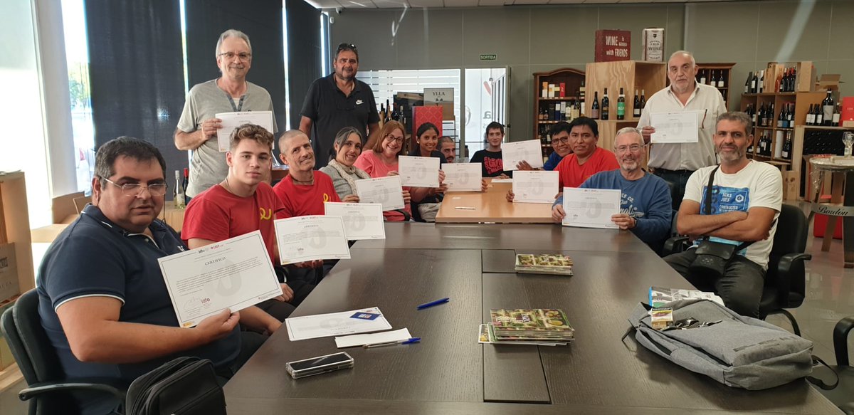 IDFOGirona's tweet photo. Treballador@s de #VINSESTELA dilluns van finalitzar #CARRETONSELEVADORS a mans de @fandos9. Agraïm la confiança i l'aposta x la millora professional d'en #JoanEstela per formar al personal de l'empresa i donar l'oportunitat que persones externes a l'empresa hagin fet el curs. https://t.co/pSlespDP1c