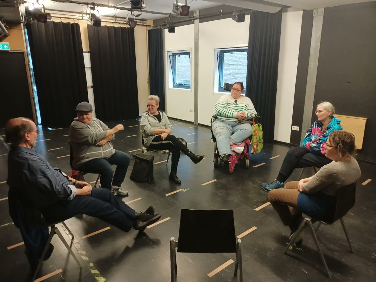 balangereis's tweet photo. Theater Wirwar probeert een nieuwe scène uit.
En Margit had een nieuw gedicht geschreven, dat ze vanmorgen voordroeg.
#Wirwar #TheaterWirwar #NAH #NietAangeborenHersenletsel #hersenletsel #Gigant #Apeldoorn https://t.co/kVQWA2zsvE