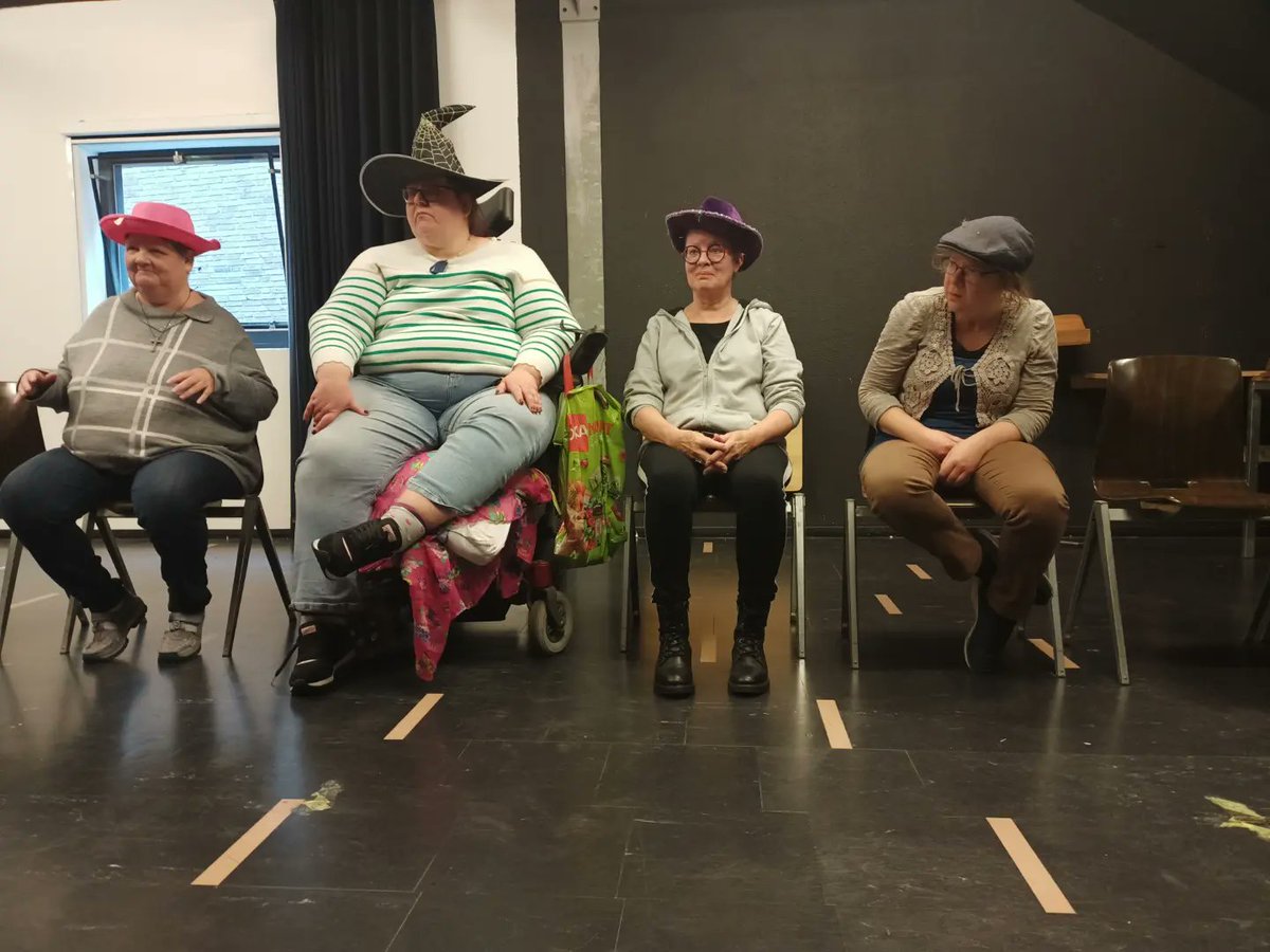 balangereis's tweet photo. Theater Wirwar probeert een nieuwe scène uit.
En Margit had een nieuw gedicht geschreven, dat ze vanmorgen voordroeg.
#Wirwar #TheaterWirwar #NAH #NietAangeborenHersenletsel #hersenletsel #Gigant #Apeldoorn https://t.co/kVQWA2zsvE