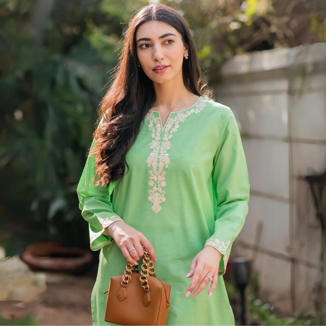 salwarmahal's tweet image. Fresh Green Kurta with Straight Pants
Code: C075

Premium quality 2-piece stitched article in seamless tones of summery greens with intricate details on the neckline and sleeves!
✅Free delivery in UAE &amp;amp; Sri Lanka
✅Discounted worldwide shipping

salwarmahal.com/products/fresh…
#kurtiset