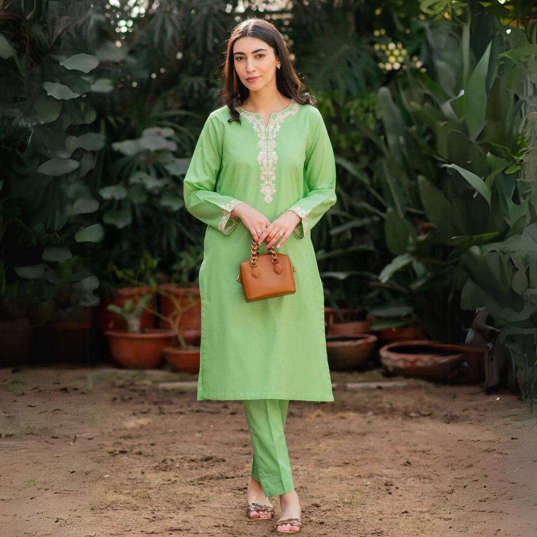 salwarmahal's tweet image. Fresh Green Kurta with Straight Pants
Code: C075

Premium quality 2-piece stitched article in seamless tones of summery greens with intricate details on the neckline and sleeves!
✅Free delivery in UAE &amp;amp; Sri Lanka
✅Discounted worldwide shipping

salwarmahal.com/products/fresh…
#kurtiset