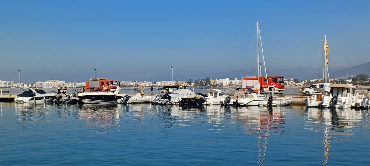 portsgencat's tweet image. #portsgencat ha participat en un simulacre d'incendi d'una embarcació d'esbarjo al port esportiu de #Roses, amb @emergenciescat, @PortRoses i @AjRoses.