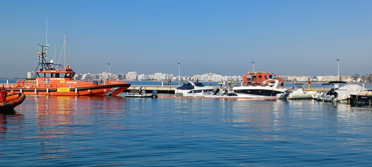 portsgencat's tweet image. #portsgencat ha participat en un simulacre d'incendi d'una embarcació d'esbarjo al port esportiu de #Roses, amb @emergenciescat, @PortRoses i @AjRoses.