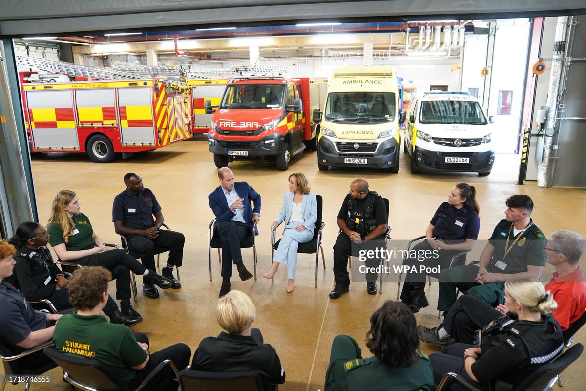 As part of 3 days visit to mark the #WorldMentalHealthDay2023 , The Prince of Wales visits the Milton Keynes Blue Light Hub in Buckinghamshire today, to highlight the importance of supporting the mental health of emergency responders.

📸 Joe Giddens