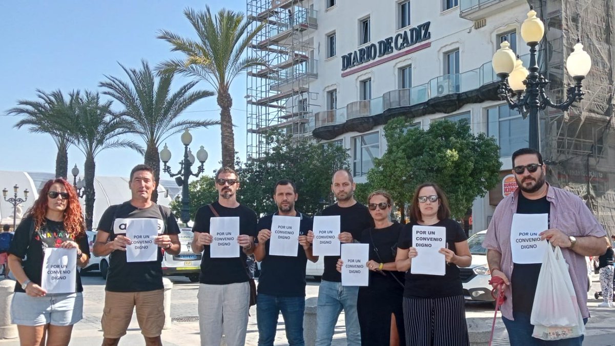 Otro #MiércolesNegro seguimos con nuestras reivindicaciones. Por un convenio digno, sin pérdida de derechos. <a href="/APCadiz/">APC</a> <a href="/periodistacadiz/">Periodistas Cádiz</a> <a href="/ccoocadiz/">CCOO de Cádiz</a> <a href="/mediosfscccoo/">Medios FSC CCOO</a> <a href="/Comite_DdS/">Comité de Empresa Diario de Sevilla</a> <a href="/grupojoly/">Grupo Joly</a> <a href="/ami_asociacion/">AMI</a> <a href="/brunog_cadiz/">Bruno García</a> @patriciacavada <a href="/josemariaromang/">José María Román, Chiclana</a>