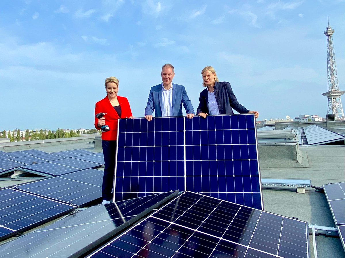 Wir arbeiten für ein klimaneutrales Berlin. Auf den Dächern der <a href="/MesseBerlin/">Messe Berlin</a> entsteht mit 20.000 Modulen die drittgrößte Solaranlage in 🇩🇪. „Ein großer Schritt auf dem Weg zur #SolarCity und Vorbild für andere Unternehmen,“ sagt Senatorin <a href="/FranziskaGiffey/">Franziska Giffey</a>

berlin.de/sen/web/presse…