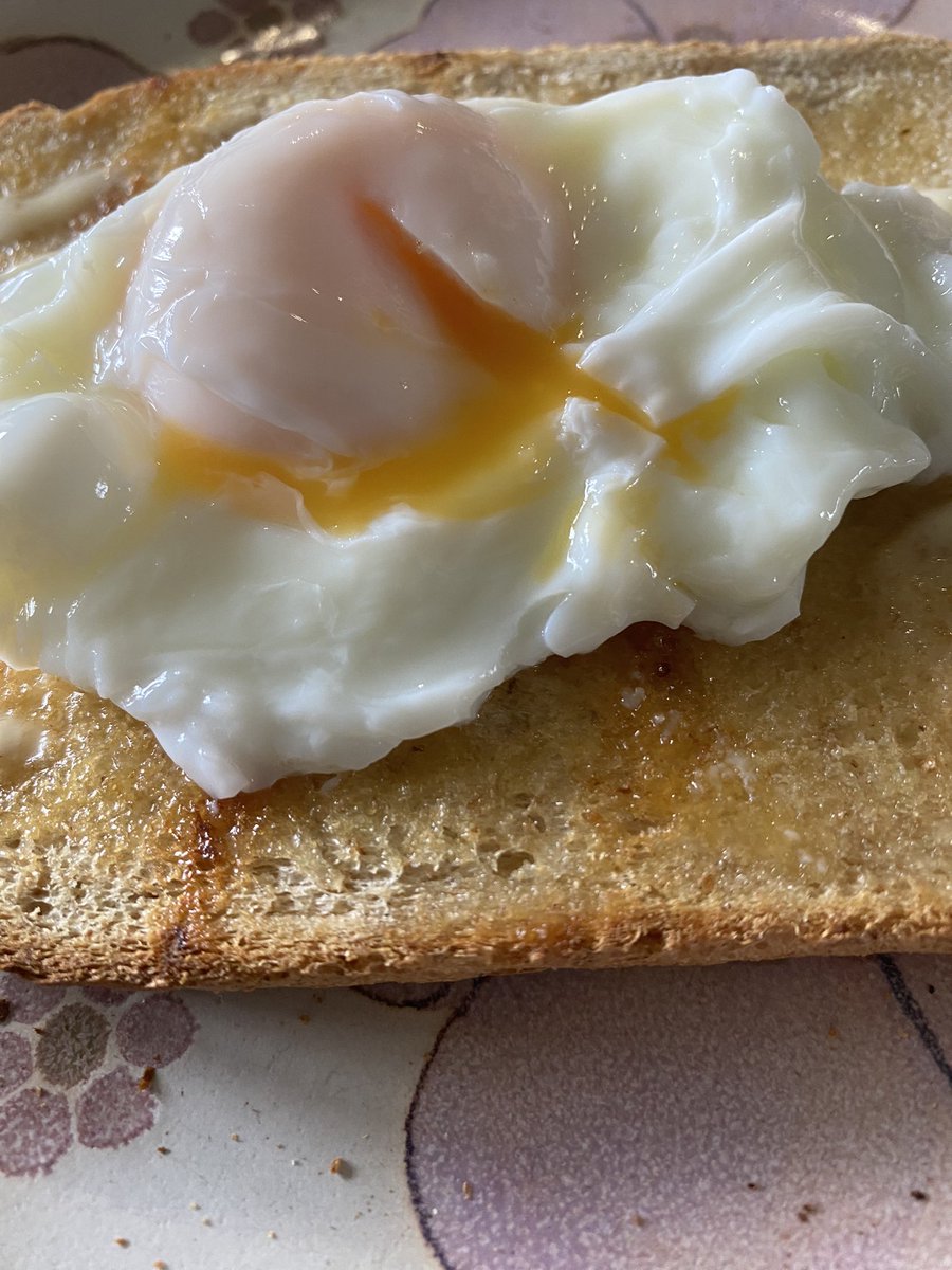 Light meal anytime of day - poach an <a href="/TheCluckery/">@thecluckery</a> egg! #britisheggweek #eggs
