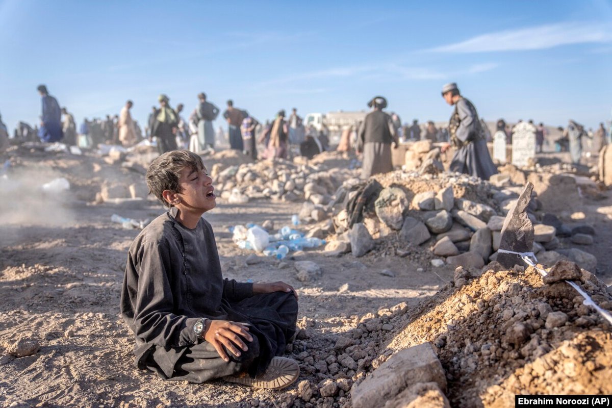 FrudBezhan's tweet image. Afghan boy mourns next to the grave of his little brother. 

Around 3,000 people have been killed in the devastating earthquakes that have struck western #Afghanistan in recent days. 

Photo: Ebrahim Noroozi, AP.