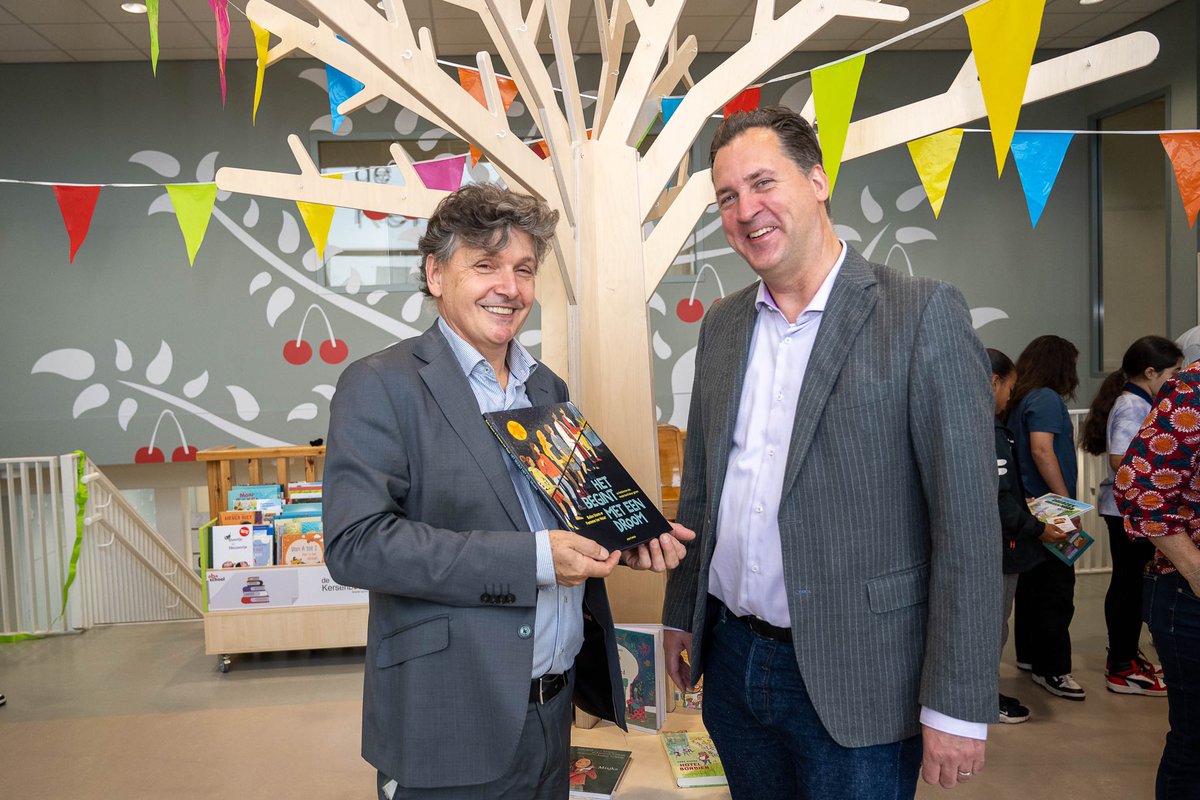 Start van het Diemer Leesoffensief met de opening van de eerste #schoolbibliotheek nieuwe stijl, opgezet met professionele ondersteuning van <a href="/OBAmsterdam/">OBA</a>! #DeKersenboom is de eerste (brede) school met zo’n mooie nieuwe schoolbibliotheek. De andere scholen volgen komend jaar!