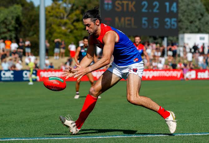 Busy Day for the Dees 🔁 - Brodie Grundy traded to the Sydney swans for picks 46 and a future second - Traded picks 14, 27 and 35 to Gold Coast for Pick 11 Something bigger brewing in the coming days? What's your thoughts #AFL #afltrade