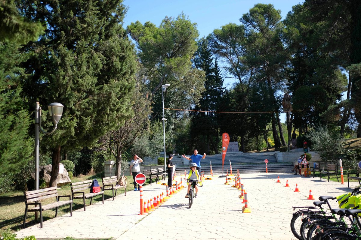 aprtirana's tweet photo. Mirëmëngjes nga Parku i Madh i Liqenit!🏞️
Aty ku çdo ditë, çdo moshë gjen mundësinë për të qenë aktiv.🚴🚴‍♀️🚴

#AkademiaEÇiklizmit #parkuiliqenit 
#jetëaktive #cycling 
#activelife #naturelover https://t.co/RlLTHFYNwh