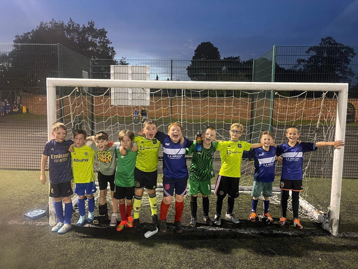 KiddyLionsFC's tweet photo. Under the lights tonight, the under 9’s wore green to show their support for Mental Health Awareness Day, in a really good training session together  💚 https://t.co/0gdtQmNgtP