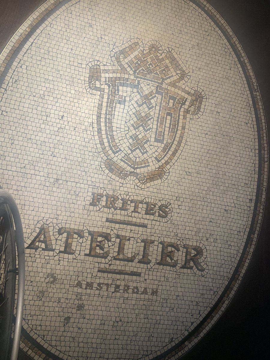 silleraviajera's tweet photo. comer unas patatas fritas 🤣 pero si, si el cocinero tiene una estrella Michelin y encima un sitio accesible 🙉 @fritesatelier y no fueron caras 6 euros y estaban muy buenas 😉 haber quien acierta que había en los surtidores? #viajesaccesibles #fritesatelier #gastronomíaaccesible https://t.co/NlUXWcABxQ