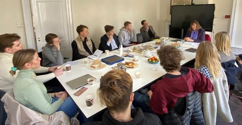 🚨Applications for Applied History: World Orders &amp; Contemporary Challenges now open🚨

In spring 2024, 12 students from <a href="/handels_sse/">Stockholm School of Economics</a> travel to <a href="/KCL_CGS/">Centre for Grand Strategy</a>, <a href="/CamGeopolitics/">Centre for Geopolitics</a>, and <a href="/KissingerCenter/">The Henry A. Kissinger Center for Global Affairs</a> to learn about the past from leading historians.

More info: 

youtube.com/watch?v=Wy2TmE…