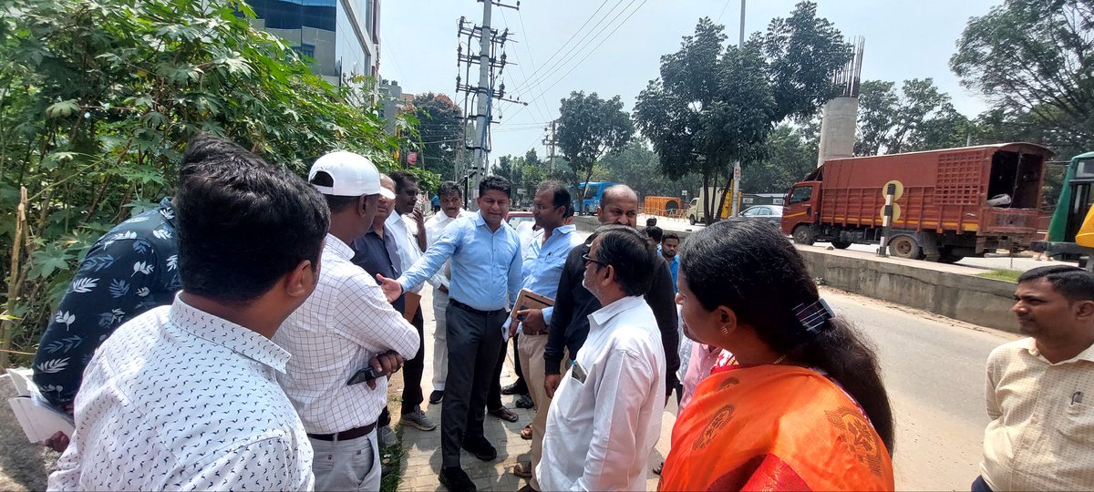 pradeepkmrm1's tweet photo. Officials from BBMP, BESCOM and BWSSB visited HBR Layout 5th Block today, took stock of the work to be done. Hopefully the pending work will be completed soon.  @BBMPCOMM @DKShivakumar @thekjgeorge @chairmanbwssb @bwssbchairman @siddaramaiah https://t.co/oFEKy9KnbT