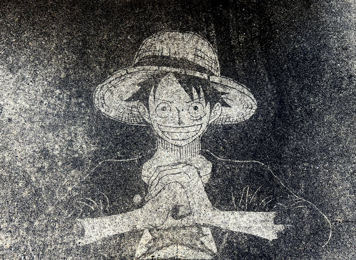 Hitotsuiratuf's tweet photo. 久しぶりの高圧洗浄機アート🎨

描いてる最中に
たまたま来たクロネコヤマトの運転手が
「何これヤバいっす！」
ってめちゃ驚いてた🤭

#高圧洗浄機アート
#ワンピース
#ONEPIECE 
　　#ルフィ 
#ケルヒャー https://t.co/EYCLPMqy8Z