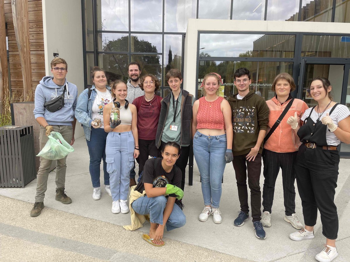 UnivAngers's tweet photo. 👏 Bravo aux étudiant·es et personnels de l’UA qui ont ramassé des milliers de mégots dans le cadre de l’opération "Les mégots, c’est poubelle" 🗑️🚬 Le challenge environnemental #Energic continue avec d’autres missions individuelles et collectives ! https://t.co/q3GgfpshbT