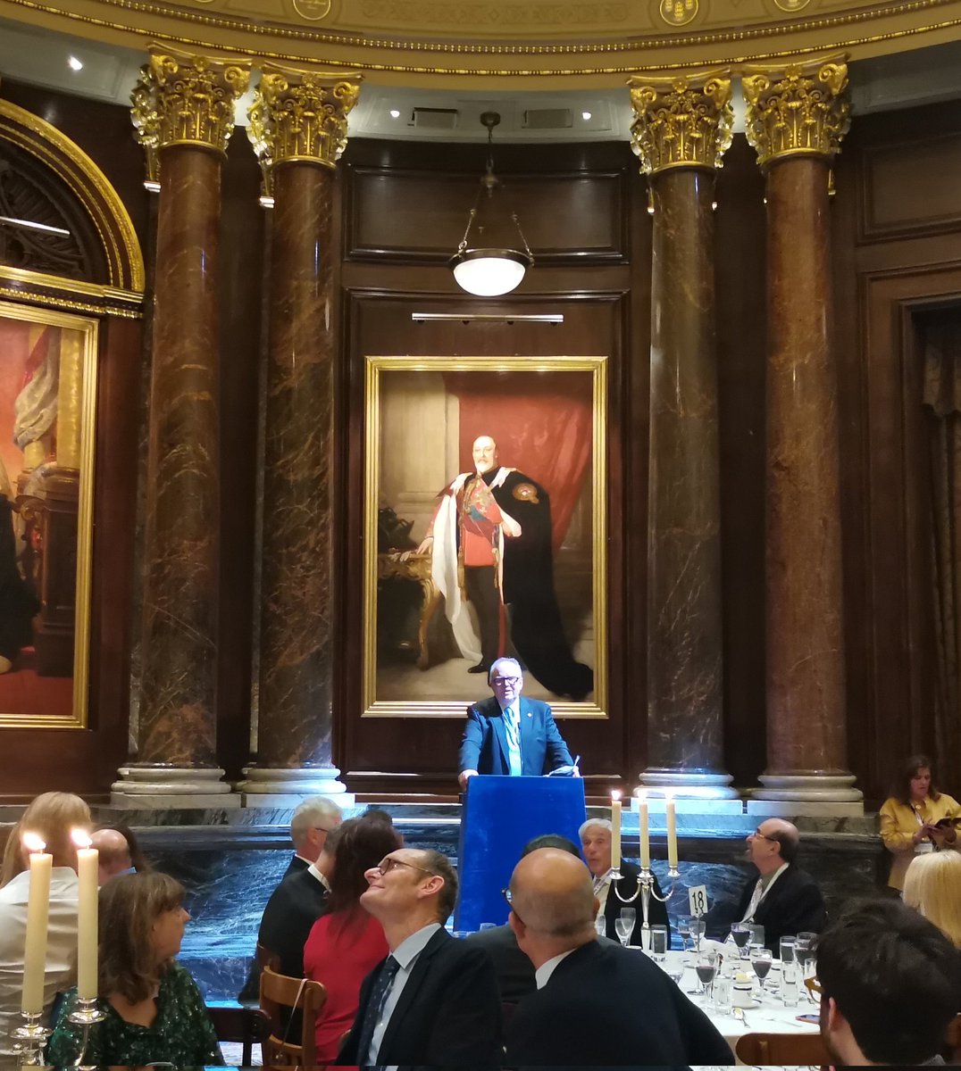 Juerg Hodler, former head of radiology at the university hospital in Zurich and actual president of the prestigious International Skeletal Society gives a warm welcome to the members of the society at the memorable Drapers' Hall in London. @jhodler @RadiologieUSZ @intskeletal