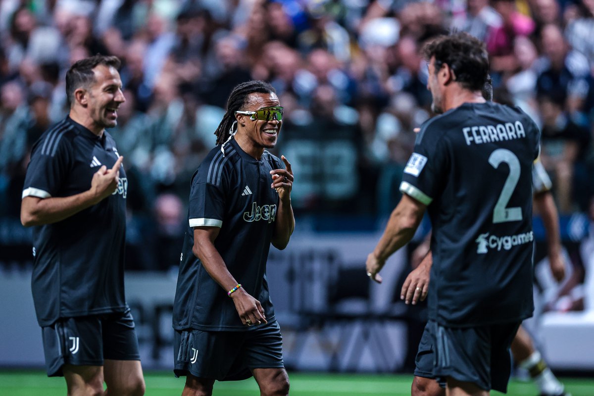 433's tweet photo. Legends reunited 🤍🖤 https://t.co/orPnjZcjG6