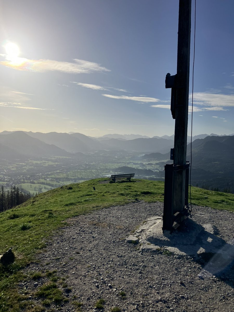 Erster Etappe geschafft.

“Der Heiglkopf, einst Hitlerberg
der steht im schönen Isartal
und die Gschicht die i eich jetzt 
vazei
handelt von großem Mut und tiefem 
Fall”