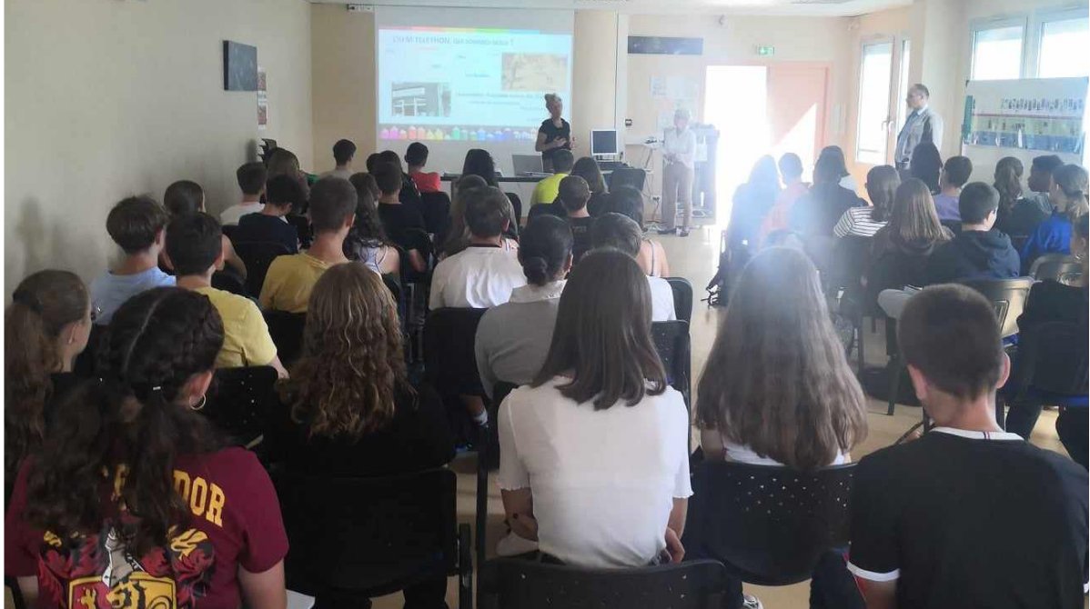 Intervention de <a href="/AFM/">American Family Mag</a> pour expliquer le Téléthon et les maladies génétiques aux 3e qui étudient actuellement le génome en SVT et aux élèves de la cordée de la #réussite. Il y a des femmes et des hommes qui font avancer la recherche au <a href="/GenethonFr/">GENETHON France</a> et dans d'autres laboratoires.