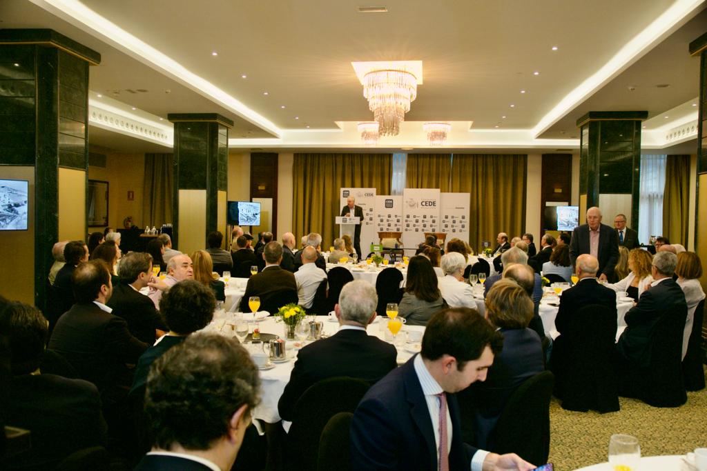 directivosCEDE's tweet photo. Hoy celebramos un nuevo #DesayunoCEDE con Pedro Ferrer, vicepresidente y CEO de Grupo Freixenet, quien nos habla sobre "@freixenet, visión de una familia”.

Presenta el acto José Luis Bonet, presidente de @camarascomercio.

#diálogosCEDE
@Agbar @Deloitte_ES https://t.co/YLdjM54t1N