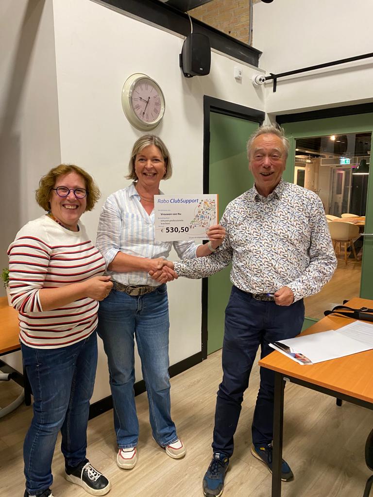 Tijdens een drukbezette clubavond mocht ik deze mooie cheque van Rabobank Clubsupport uitreiken aan de Vrouwen van Nu Spaarndam.
#RabobankMRA #RaboclubsupportMRA
vrouwenvannu.nl/afdeling/spaar…