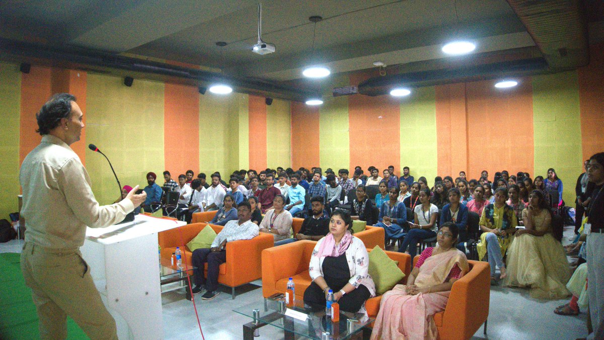 sr_university's tweet photo. The @BSchool6461 hosted an enlightening session on network building. VC Deepak Garg and Gurucharan Singh, Director of Placements, provided fantastic insights and strategies to boost students' career and networking skills.

 #SRUniversity #Btech #careerboost #educationalsession https://t.co/QFivbXeJH1