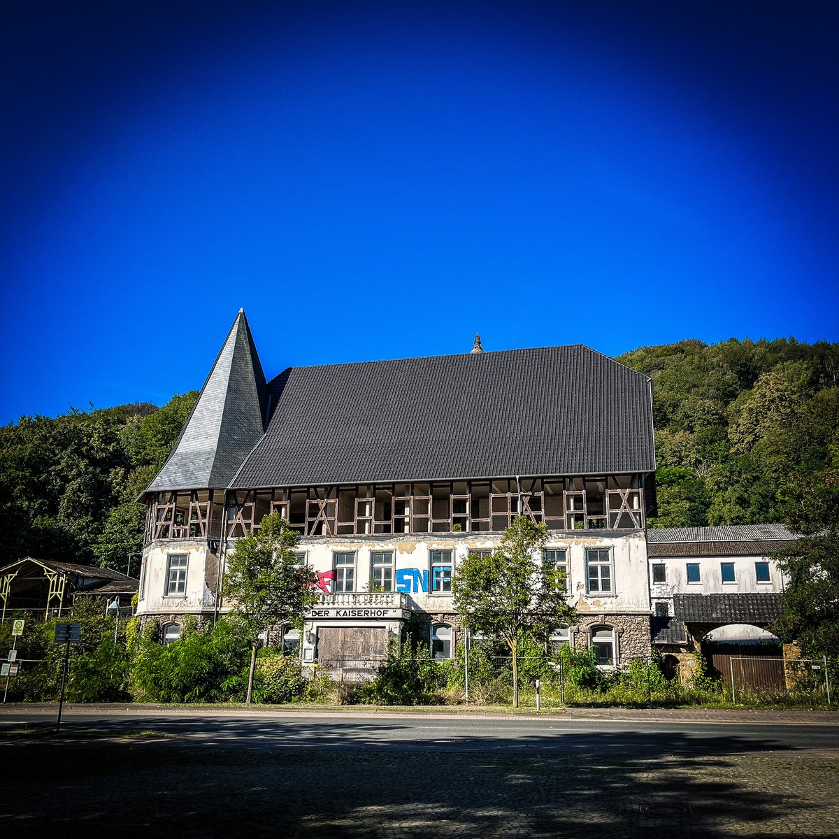 kzgedenkporta's tweet photo. Am Samstag, dem 14. Oktober 2023 startet um 11 Uhr unser nächster #Rundgang zu den Spuren der #Außenlager des KZ #Neuengamme an der #PortaWestfalica. 

Die #Führung beginnt auf dem Parkplatz des ehem. Hotels #Kaiserhof in Barkhausen und dauert etwa 90 Minuten. https://t.co/UlD2UwOxiE