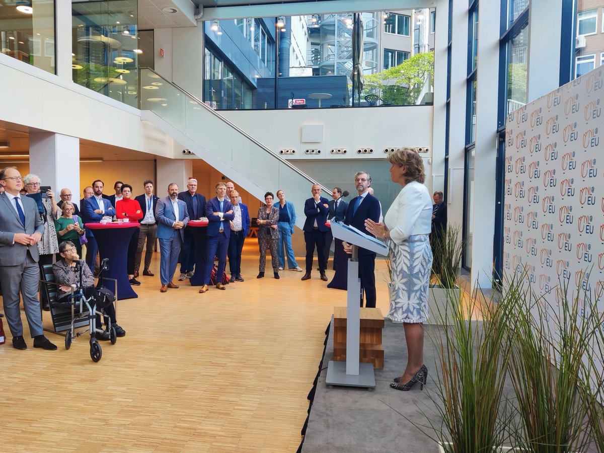 In de #EURegionsWeek 2023, laat het <a href="/HNPbrussel/">Huis van de Nederlandse Provincies</a> een grote groep nieuwe bestuurders en statenleden kennismaken met ons werk in 🇪🇺. We trappen de dag af met een ochtendbijeenkomst bij <a href="/NLatEU/">Netherlands at the EU</a>, met Permanent Vertegenwoordiger Robert de Groot en HNP-vice voorzitter <a href="/ansmolvandecamp/">Ans Mol</a>.