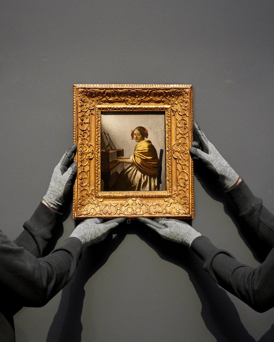 A sweet goodbye to Vermeer’s Young Woman Seated at a Virginal. 👋🤍 It's been a pleasure having you grace the Rijkmuseum’s Gallery of Honour. ✨ 🖼️ Young Woman Seated at a Virginal, c. 1670‐72, @Leiden_Collectn, New York 🚨 rijksmuseum.nl/en/johannes-ve…