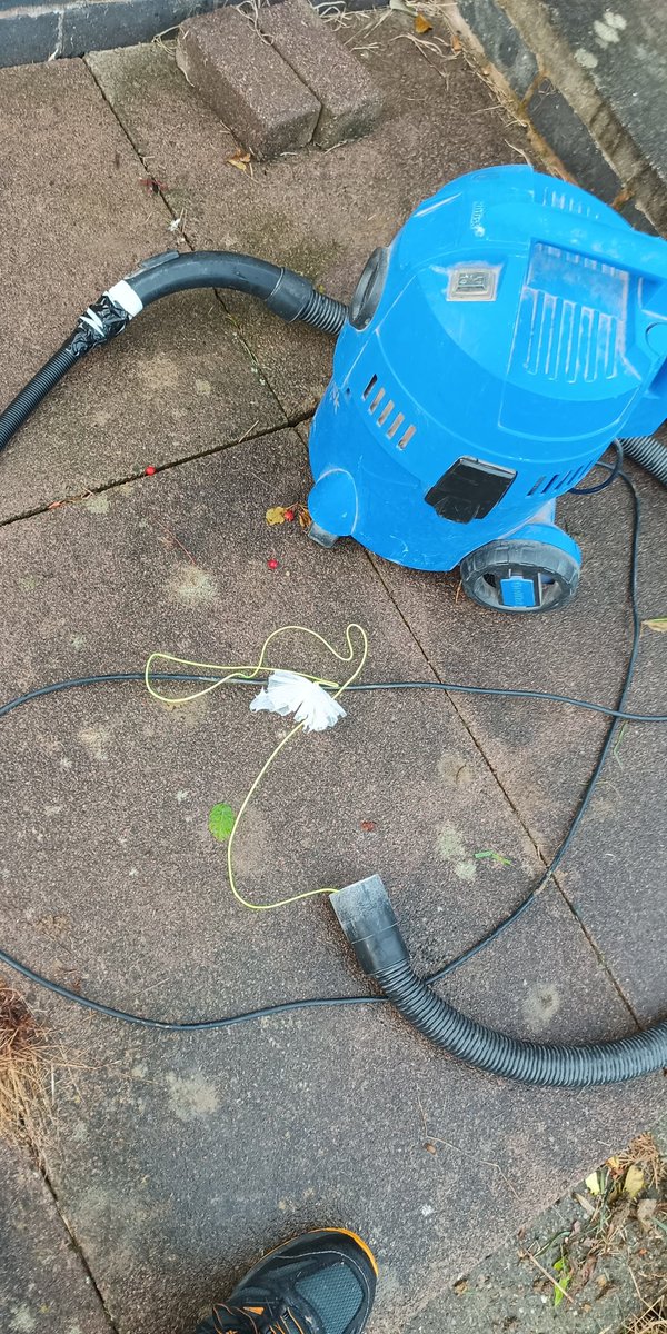 SpStyczen's tweet photo. Do you use a vacuum for cable pulling? https://t.co/E1bWFTDbtl