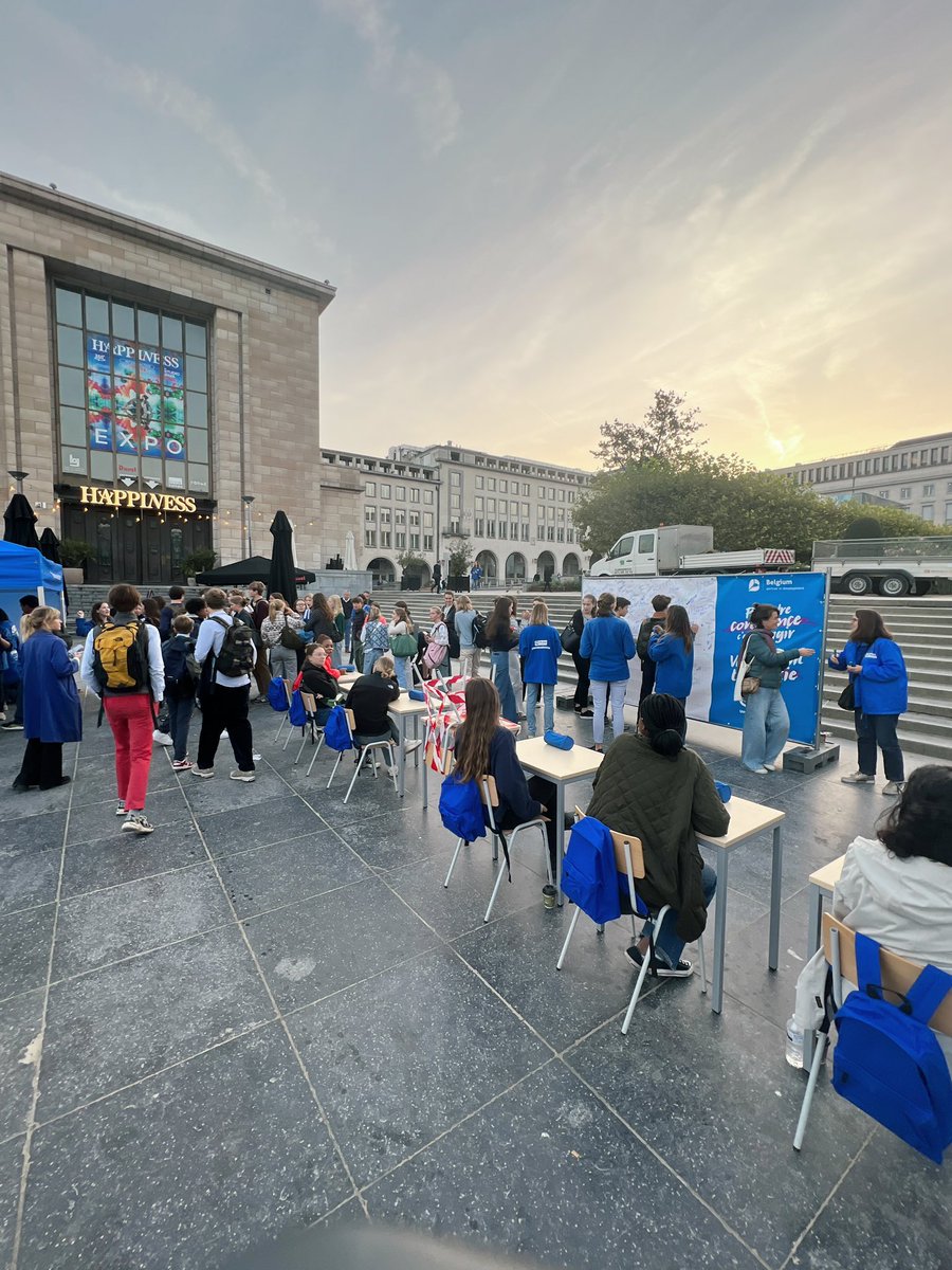 1 op 7 meisjes heeft geen toegang tot onderwijs. Tijdens Wereldmeisjesdag doen wij een actie met voorbijgangers en politici op de Kunstberg in Brussel ✊ #IDG #untileverygirlisfree