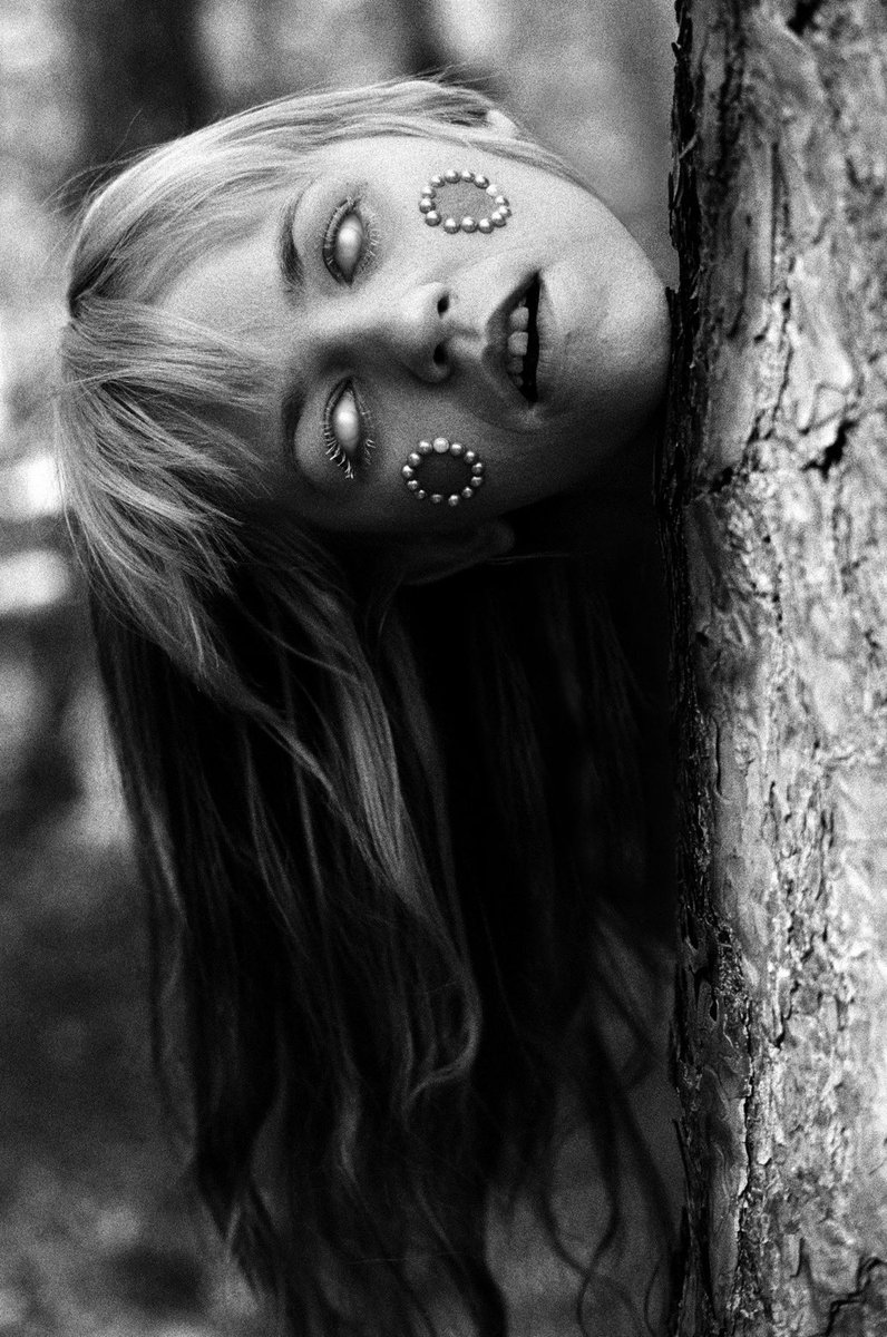 Gm #nftcommunity 

Hide and seek by Polina Shumacher
MYPH vol2 collection 

This photo is part of the “The Dark Side of the Moon” project. It's about a place that exists between dreams and reality. Horrifying and eerie tales about beauty, pain and love.