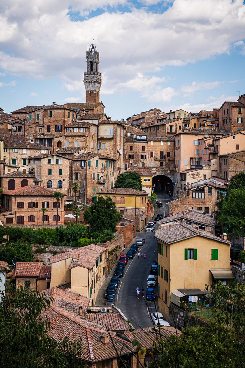 ItaliainSfera's tweet photo. 🏛️#Siena: dove storia millenaria, arte senza tempo e bellezza si fondono in un connubio magico! 
Affascinante città toscana, famosa per il patrimonio culturale e il suo Palio mozzafiato. Leggete l'articolo https://t.co/UFyUgwNmME
#italia #ViaggiInItalia #ItaliaInSfera #11ottobre https://t.co/k4phZc6Yip