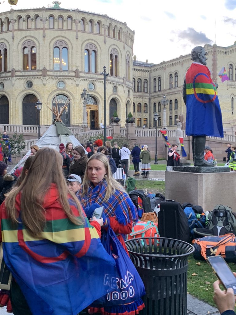 dfertl's tweet photo. #JustTransition visit to #Oslo Day 3 (Part 1):
Protest at #Norway’s parliament on the 2nd anniversary of the Supreme Court ruling #Fosen #windfarm breaches the #indigenous #Sámi people’s #humanrights.
The govt is yet to right the wrong.
#baajhvaerideårrodh #landback #Fosendommen https://t.co/KzDx9oAB2j