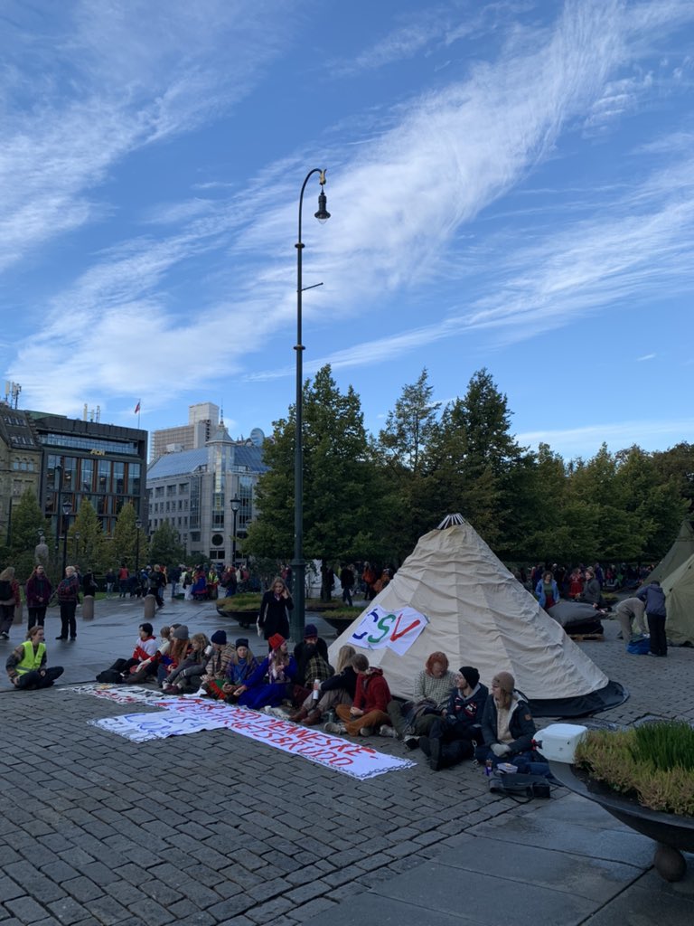 dfertl's tweet photo. #JustTransition visit to #Oslo Day 3 (Part 1):
Protest at #Norway’s parliament on the 2nd anniversary of the Supreme Court ruling #Fosen #windfarm breaches the #indigenous #Sámi people’s #humanrights.
The govt is yet to right the wrong.
#baajhvaerideårrodh #landback #Fosendommen https://t.co/KzDx9oAB2j