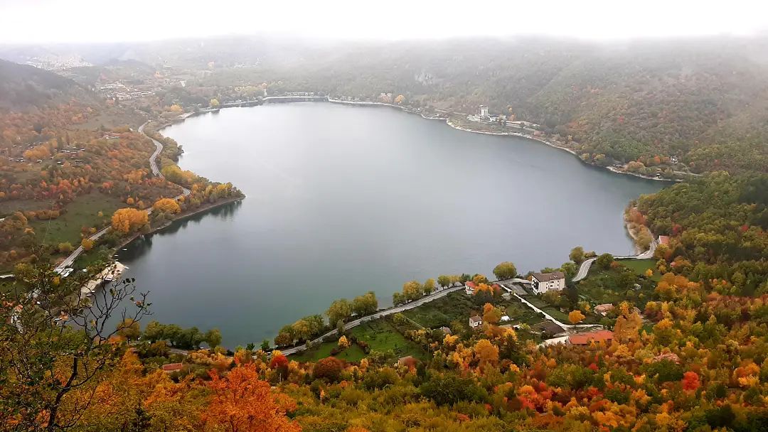 Il #LagodiScanno, dalla sua ineguagliabile forma a cuore, è la meta ideale per trascorre una giornata alla ricerca delle magnifiche suggestioni che l'autunno ci offre. E quando una leggera nebbia esalta i colori delle chiome degli alberi, sembra un dipinto ad olio... 
#Abruzzo
